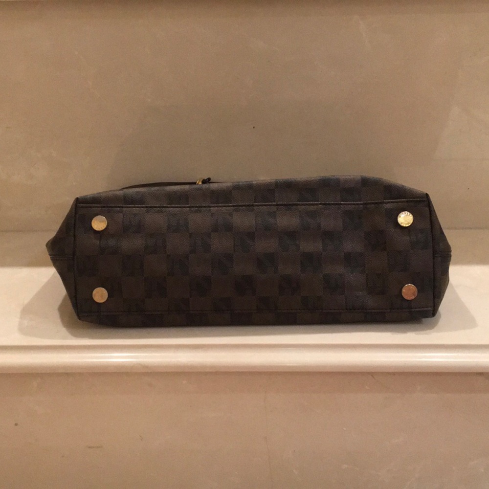 Large Michael Kors Tote - Picture 2 of 8